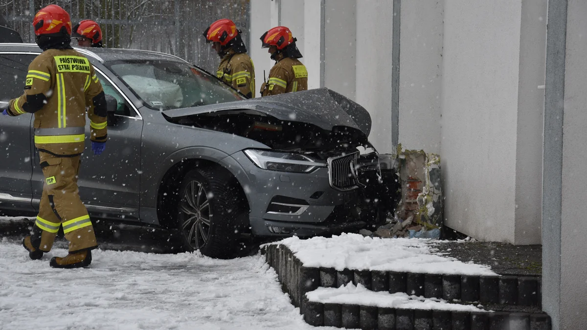 W Gostyniu samochód uderzył w mur hotelu