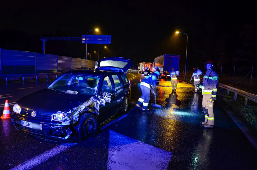 Volkswagenem uderzył w ciężarówkę. Uciekł. Poszukuje go policja - Zdjęcie główne