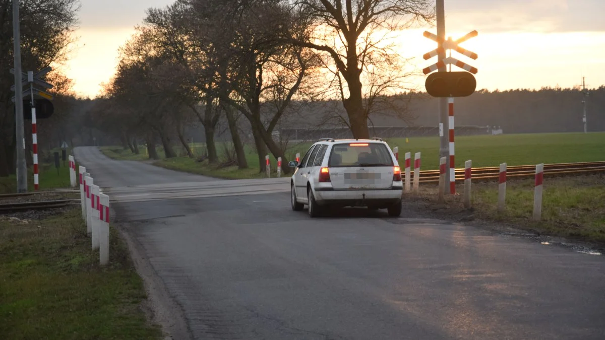 Z przejazdu kolejowego w Karcu zniknęły znaki STOP. Mieszkańcy i kierowcy pytają, co robić w tej sytuacji - Zdjęcie główne