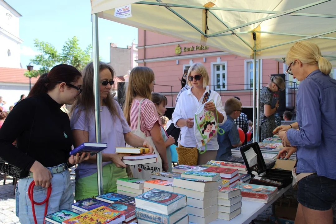 Targi Książki dla Dzieci i Młodzieży już po raz czwarty w Jarocinie. Z przedstawieniem dla najmłodszych [ZDJĘCIA] - Zdjęcie główne