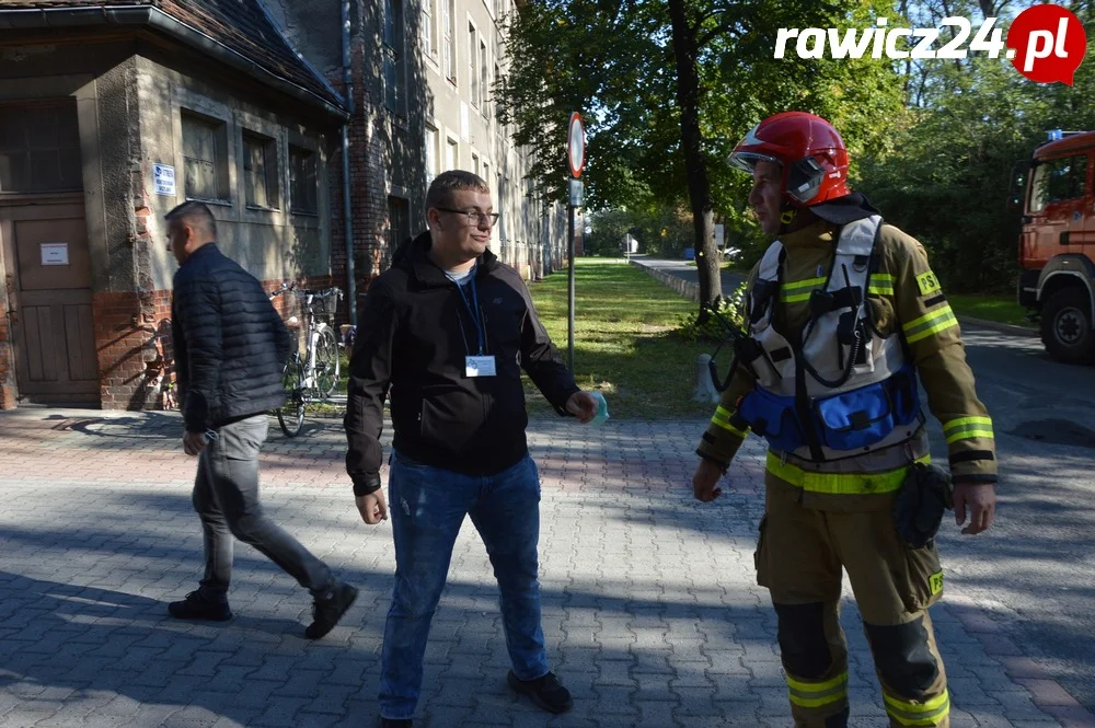 Ćwiczenia strażaków w szpitalu w Rawiczu