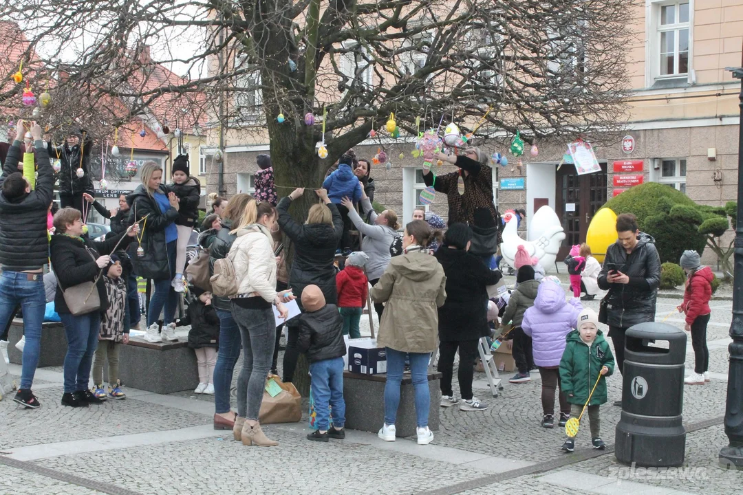 Rynek w Pleszewie udekorowany przez dzieci na Święta Wielkiej Nocy