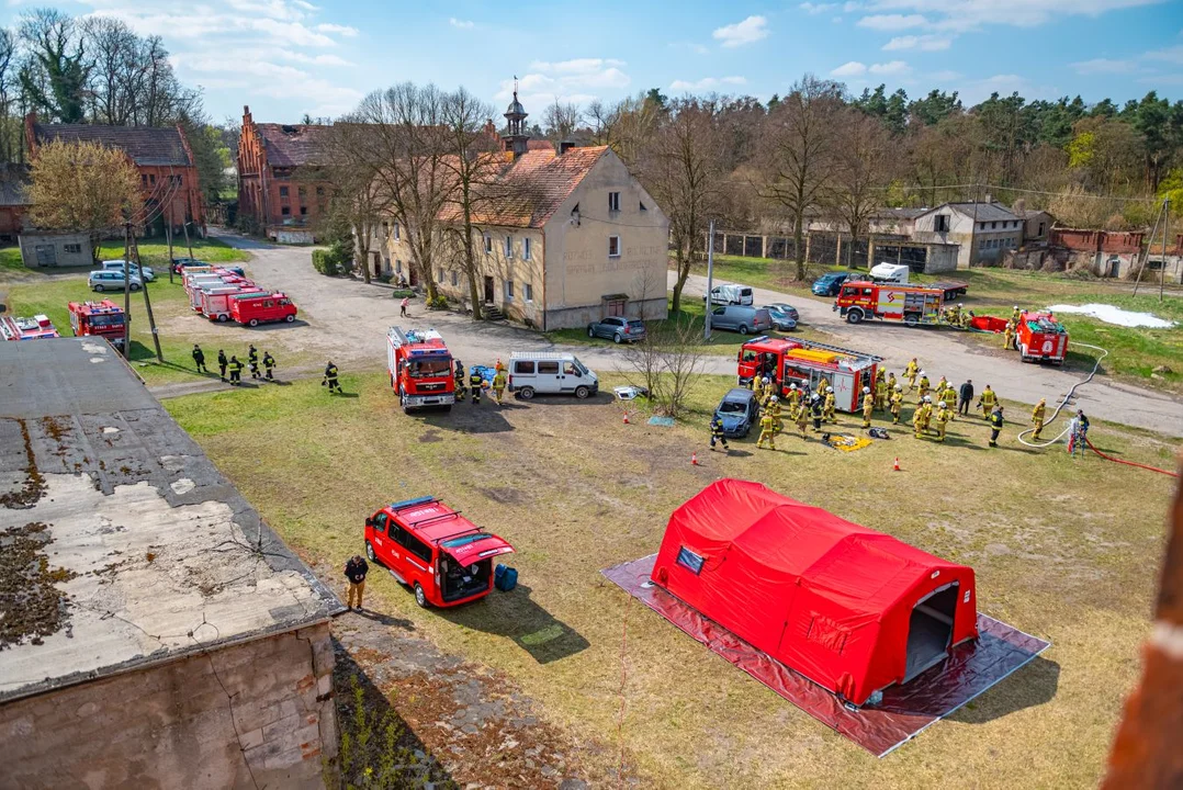Strażacka akcja na terenie dawnej gorzelni w Górze [ZDJĘCIA]