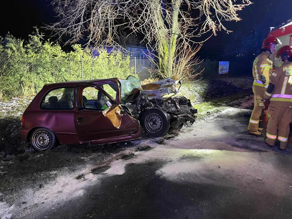 Zderzenie osobówki z ciężarówką w Pleszewie