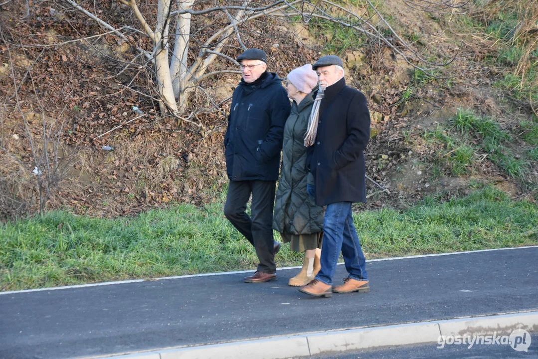 Otwarcie nowej drogi w Gostyniu - spacer samorządowców i mieszkańców