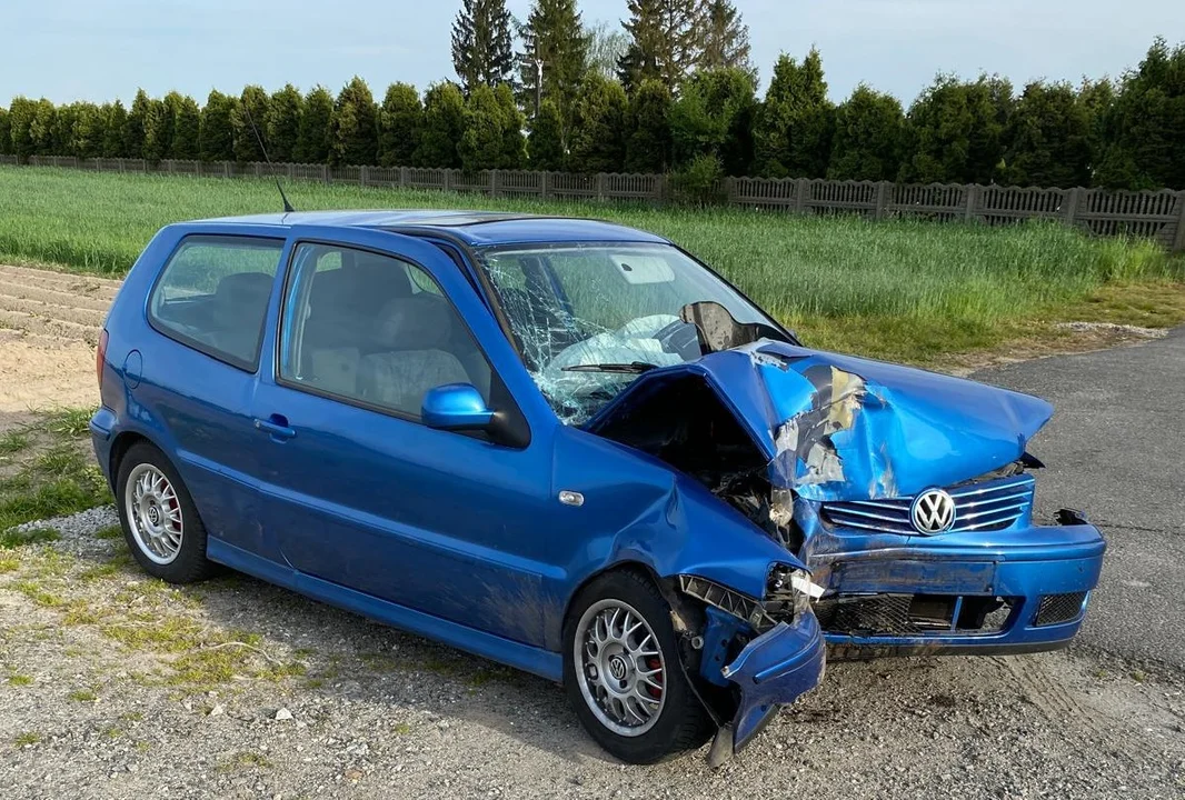 Wjechała w drzewo w Kucharkach. Została zabrana do szpitala - Zdjęcie główne