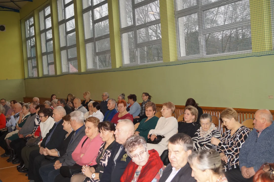 To był wyjątkowy dzień pełen ciepła i serdecznych rozmów! W szkole w Białobłotach świętowali Dzień Babci i Dzień Dziadka - Zdjęcie główne