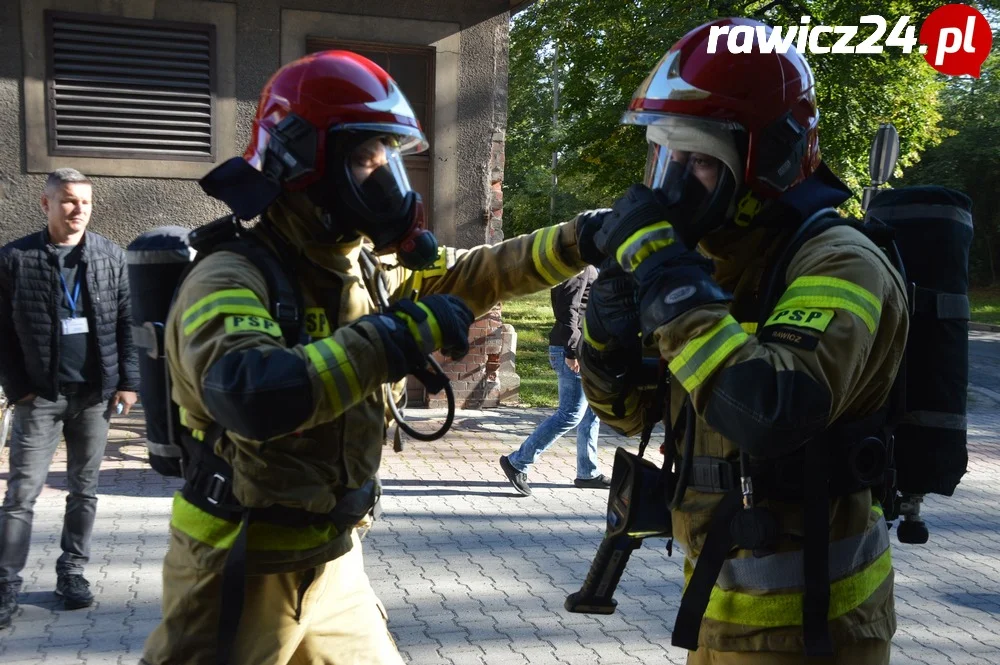 Ćwiczenia strażaków w szpitalu w Rawiczu