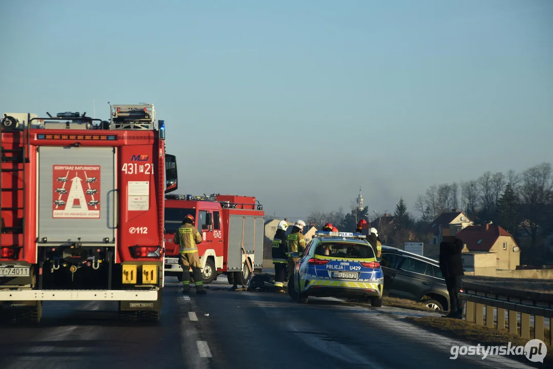 Wypadek na DW434 Gostyń - Poznań. Zderzyły się trzy samochody