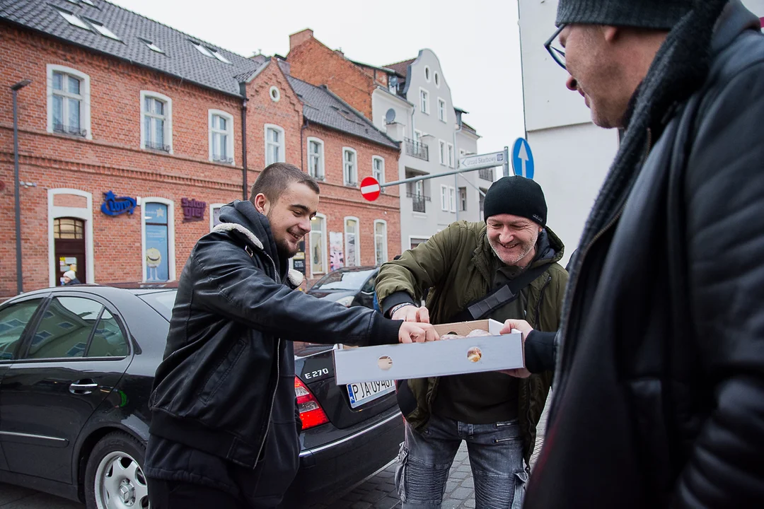 Przedwyborczy tłusty czwartek w Jarocinie. Kandydat PO KO na burmistrza i kandydaci Ziemi Jarocińskiej rozdawali pączki