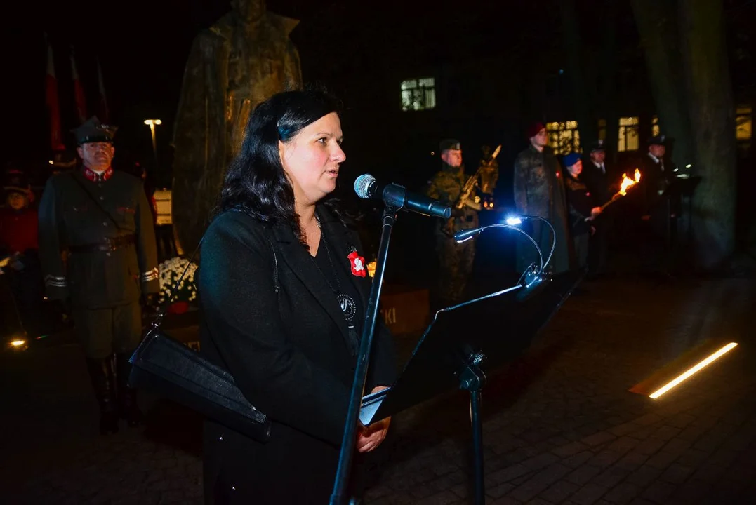 Obchody Święta Niepodległości w Jarocinie. Capstrzyk w parku mjr. Zbigniewa hr. Ostroroga-Gorzeńskiego