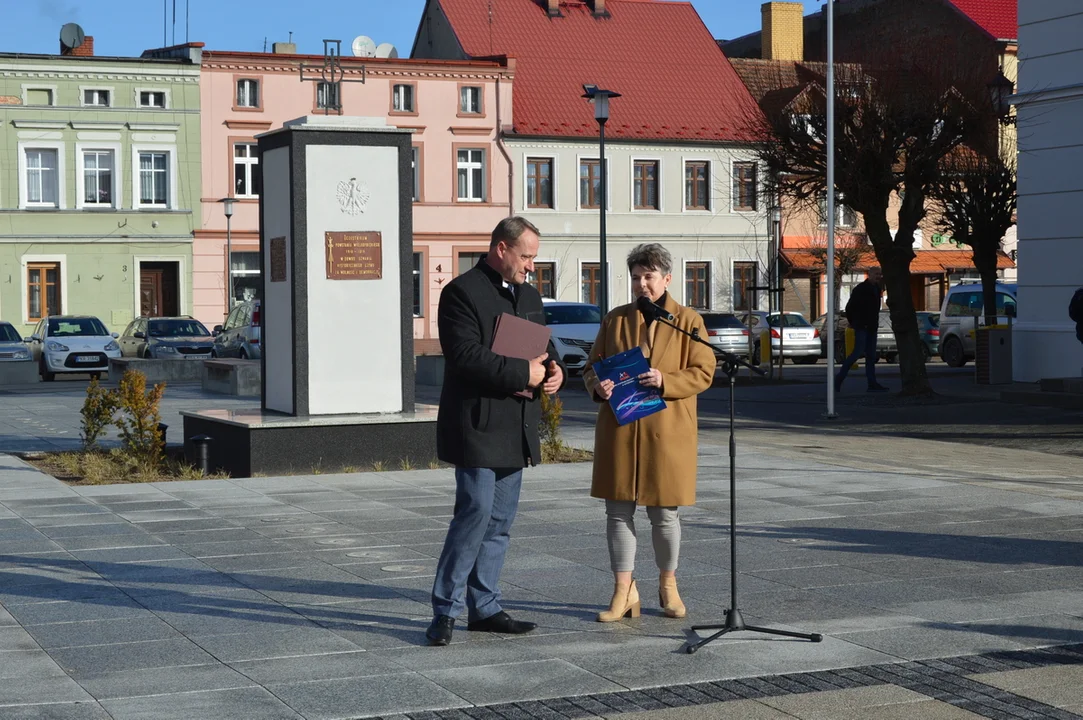 Otwarcie rynku w Jutrosinie z udziałem przedstawicieli samorządów, wojewody i parlamentu