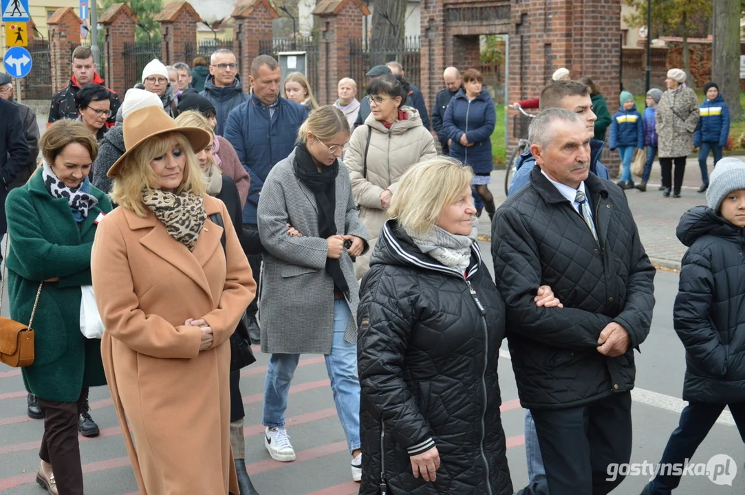 Przemarsz i uroczystości na cmentarzu w dniu 11 listopada w Krobi