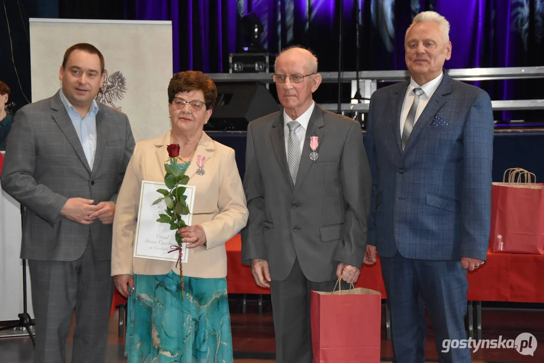 Jubileusze małżeńskie w gminie Gostyń. Blisko 60 par otrzymało pamiątkowe medale