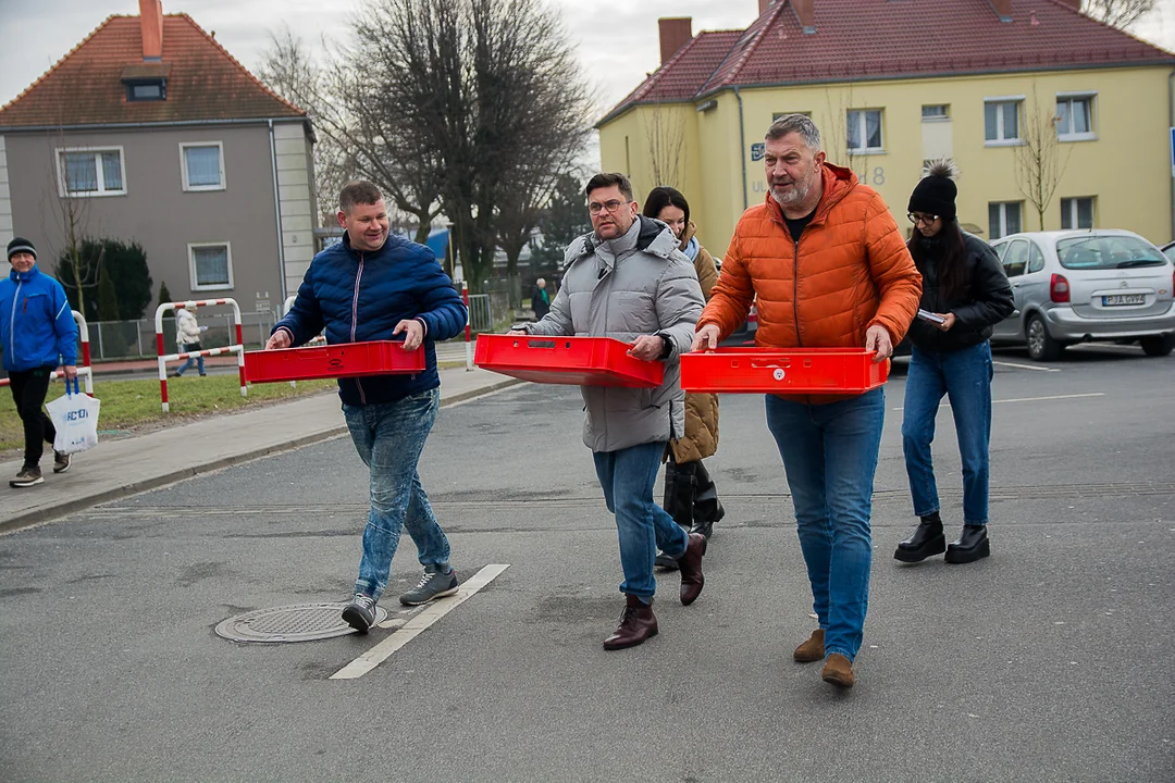 Przedwyborczy tłusty czwartek w Jarocinie. Kandydat PO KO na burmistrza i kandydaci Ziemi Jarocińskiej rozdawali pączki