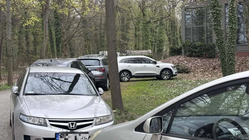 Kierowcy ignorują zakaz, zostawiają auta na terenach zielonych w Parku Radolińskich. Gmina podjęła radykalną decyzję