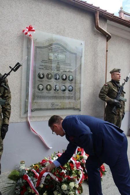 Jarocin. Odsłonięcie tablicy poświęconej kolporterom gazety konspiracyjnej "Dla Ciebie, Polsko" i koncert patriotyczny w JOK-u