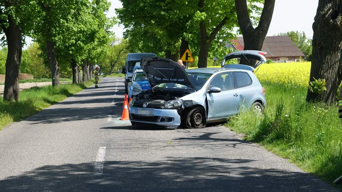 Nie zauważył, że ktoś go też wyprzedza? Kolizja drogowa w Aleksandrowie - Zdjęcie główne