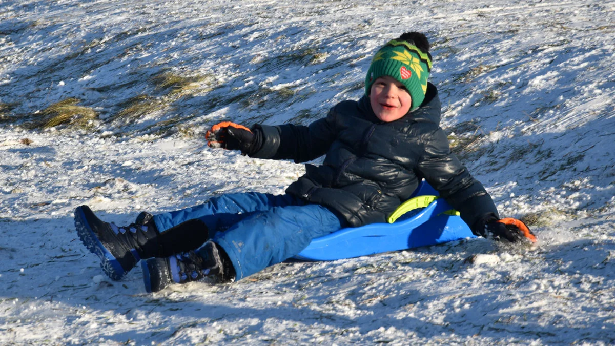 Ale była jazda! „Saneczkarstwo” na ślizgu i wyścigi. Na górce doskonale bawili się dzieci i rodzice - Zdjęcie główne