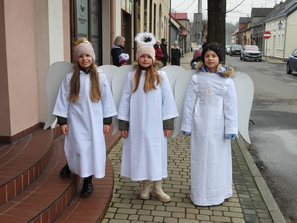 Orszak Trzech Króli i koncert kolęd w kościele w Piaskach Wlkp.