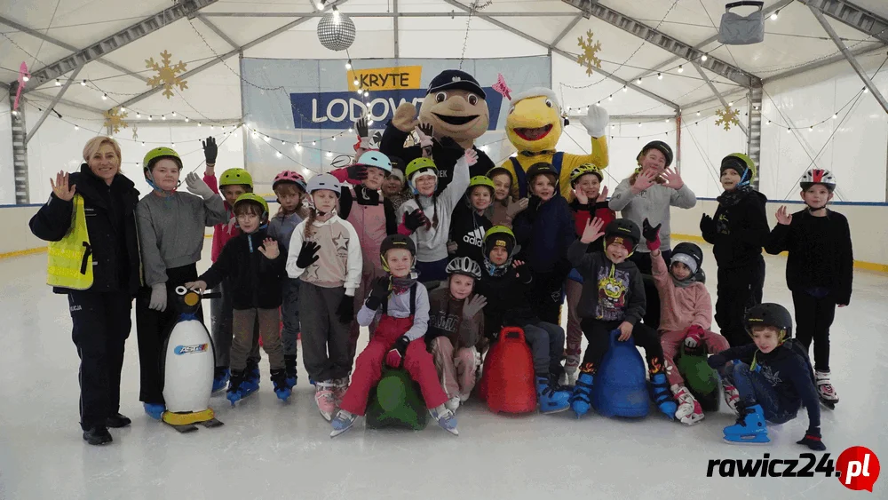 W trosce o bezpieczne ferie. Wyjątkowe spotkanie z Pyrkiem na lodowisku w Rawiczu! - Zdjęcie główne