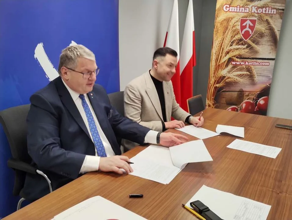 Podpisanie umów na dofinansowania dla samorządów powiatu jarocińskiego