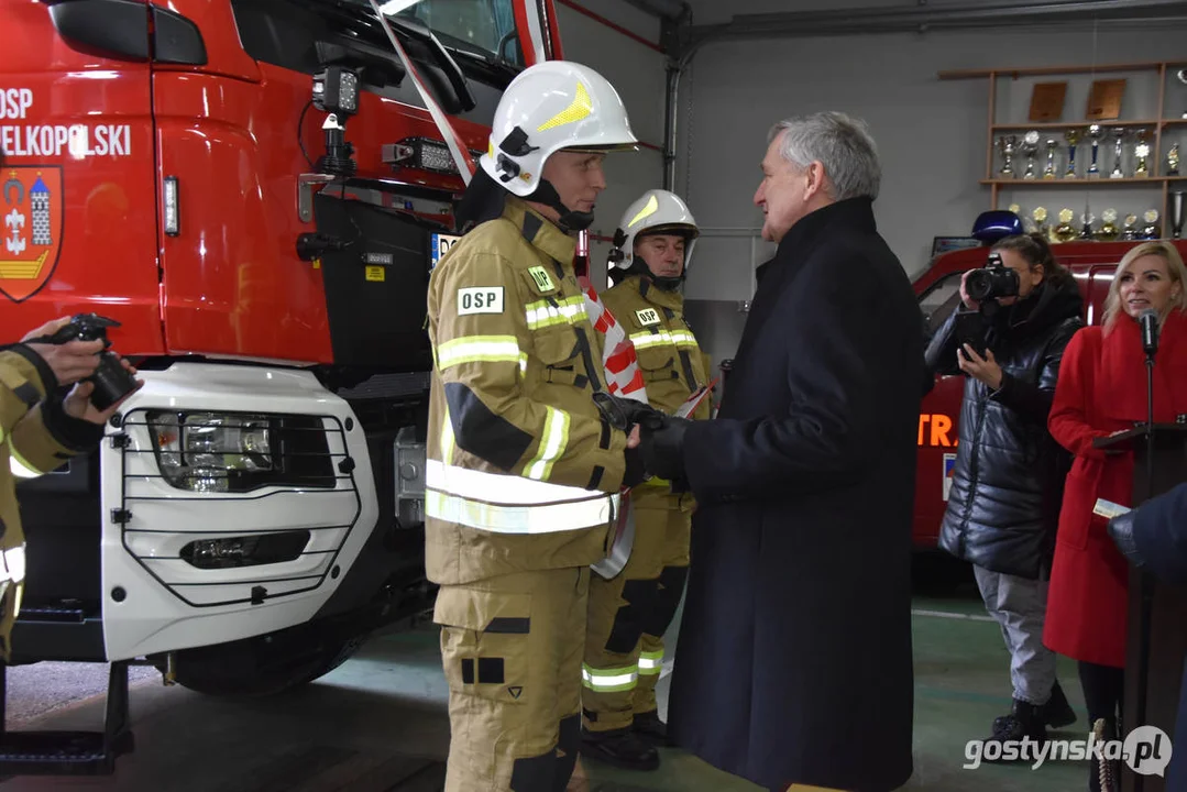 "Ochrzczono" nowy samochód strażacki dla OSP Borek Wlkp. Otrzymał imię "Jan"