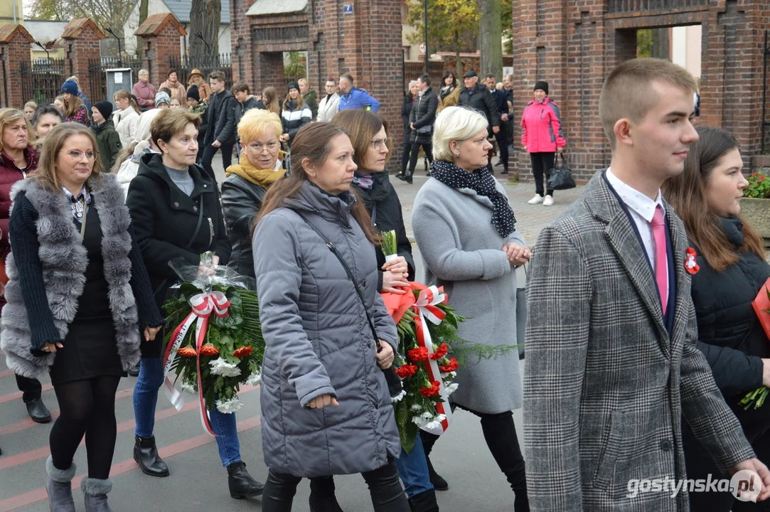 Przemarsz i uroczystości na cmentarzu w dniu 11 listopada w Krobi