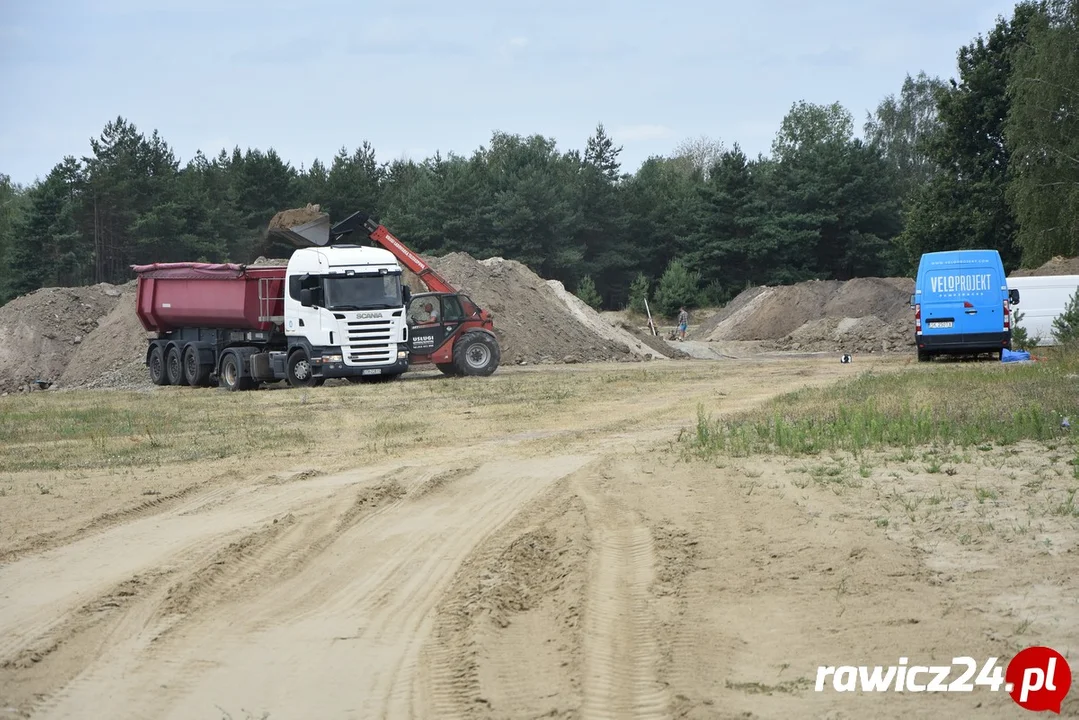 Na rawickim poligonie powstaje pumptrack (FOTO, FILM) - Zdjęcie główne