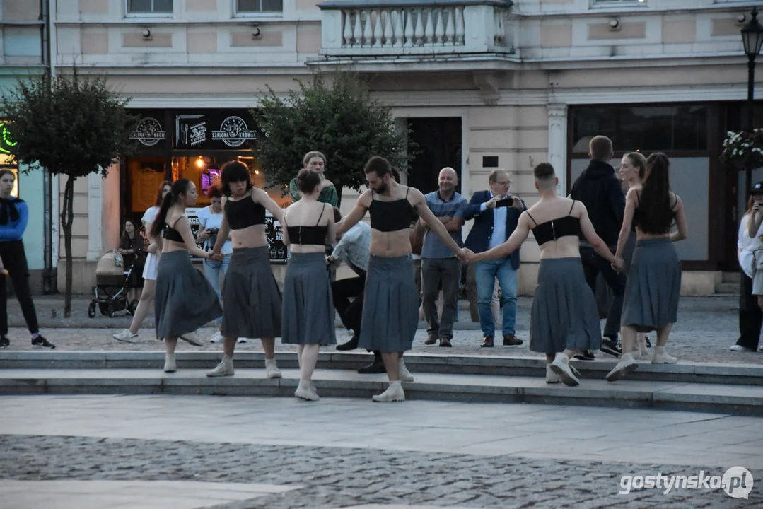 Spektakl teatralny na gostyńskim rynku