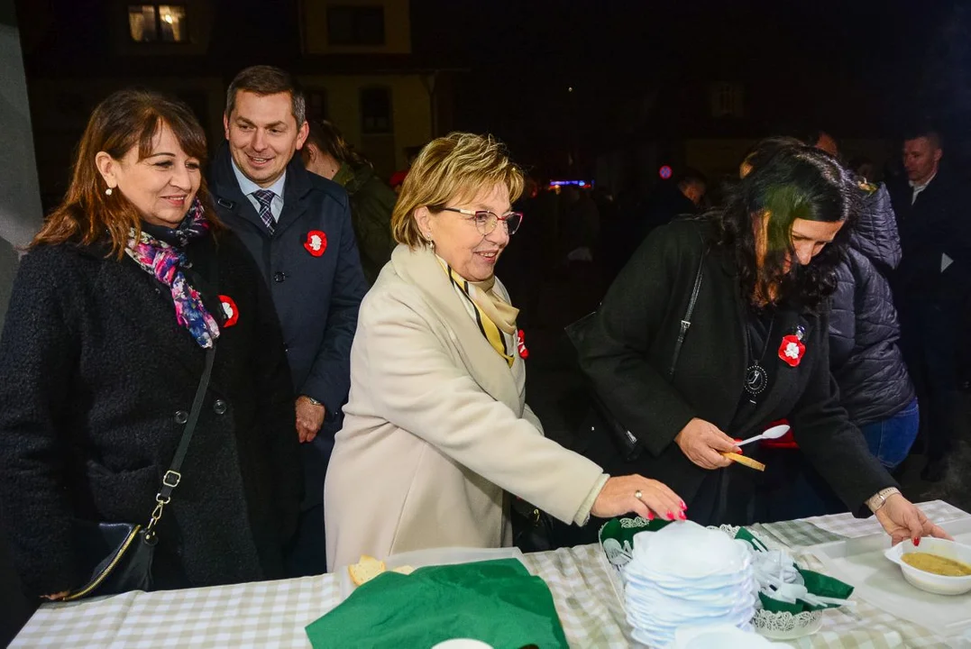 Obchody Święta Niepodległości w Jarocinie. Capstrzyk w parku mjr. Zbigniewa hr. Ostroroga-Gorzeńskiego