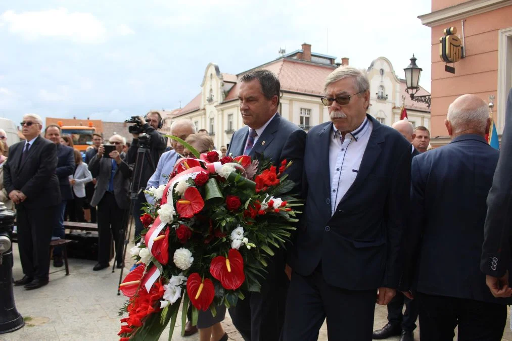 Jarocin. Odsłonięcie tablicy poświęconej kolporterom gazety konspiracyjnej "Dla Ciebie, Polsko" i koncert patriotyczny w JOK-u