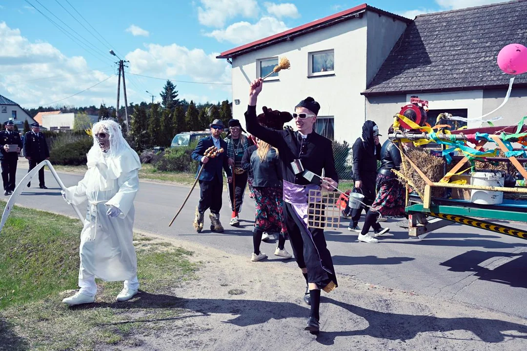 Niedźwiedzie 2026. Przejście przebierańców po Ziemi Jarocińskiej