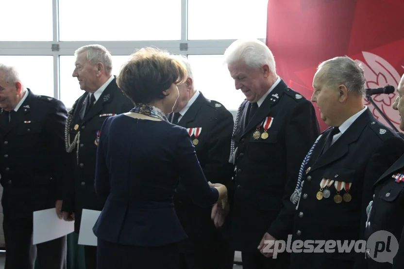 Strażacy z powiatu pleszewskiego odebrali nowe auta i świadczenia