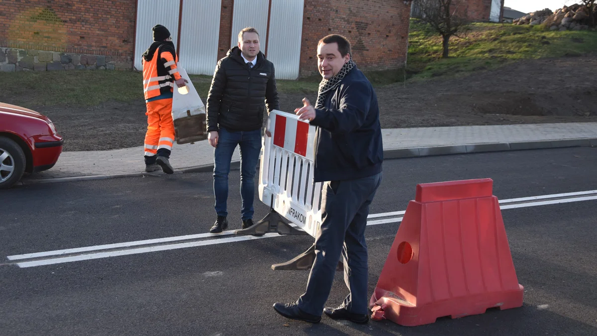 Stało się! Burmistrz Gostynia odstawił płotki. Aleja Niepodległości otwarta dla pojazdów - Zdjęcie główne