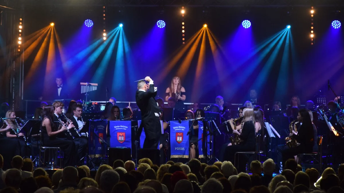 Koncert "10/10" Dziecięco-Młodzieżowej Orkiestry Dętej w Poniecu. Wiktor Bąk dyryguje muzykami już od dekady - Zdjęcie główne