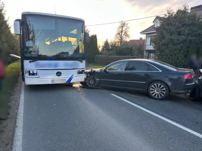 Karambol na drodze. Zderzenie autobusu i trzech samochodów osobowych [ZDJĘCIA] - Zdjęcie główne