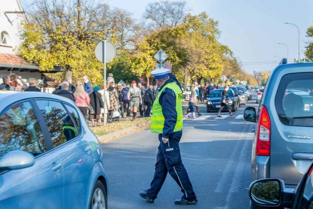 Rozpoczęła się policyjna akcja „Znicz”2022. Zmiana organizacji ruchu w okolicy jarocińskich cmentarzy - Zdjęcie główne