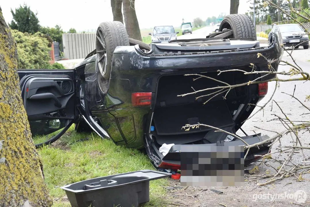 Zderzenie z drzewem na trasie Gostyń - Poniec