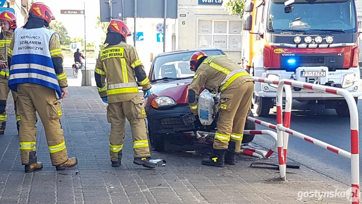 Cinquecento wjechało w barierki w centrum Gostynia