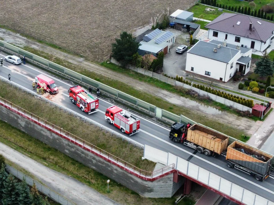 Zderzenie busa i ciężarówki na łączniku obwodnicy Jarocina - Zdjęcie główne