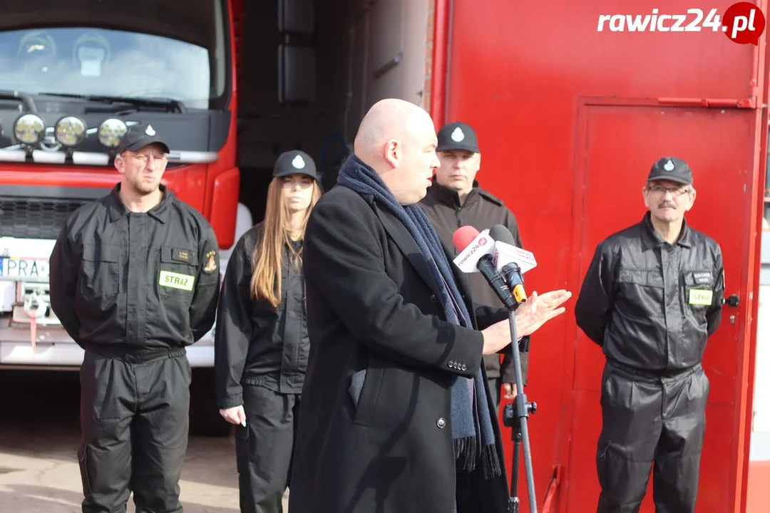 Jan Dziedziczak w Sarnowie. Spotkał się z druhnami i druhami OSP