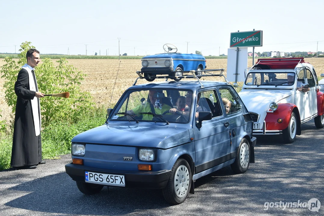 Parada zabytkowych pojazdów podczas dożynek powiatowych na Świętej Górze 2023