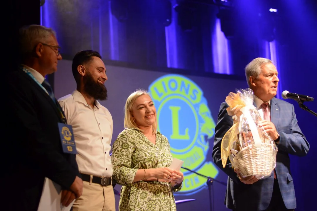 Stanisław Soyka zagrał w Jarocinie na zaproszenie Lions Clubu, aby pomóc 7-letniej Lence