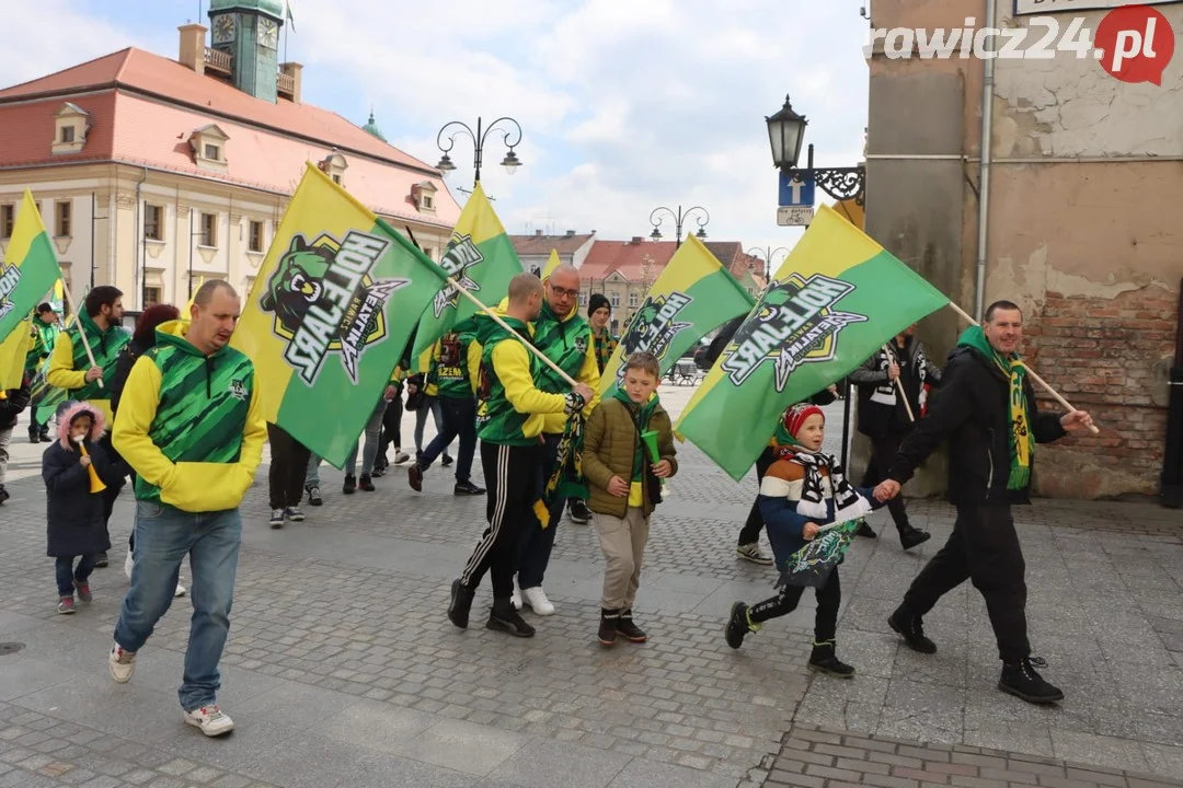 Kibice Kolejarza przeszli ulicami miasta.