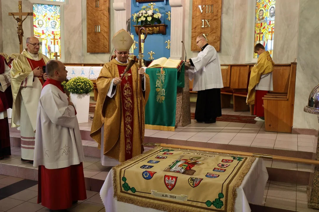 W Pleszewie nadano nowy sztandar Regionalnemu Związkowi Pszczelarzy Wielkopolski Południowej. Miejscowe Koło Pszczelarskie świętowało również 140-lecie istnienia [ZDJĘCIA] - Zdjęcie główne