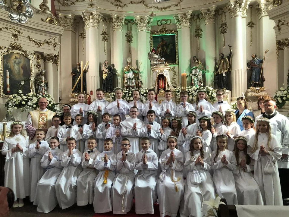 Pierwsza Komunia Święta w parafii św. Marcina w Jarocinie. 71 dzieci przyjęło sakrament [ZDJĘCIA] - Zdjęcie główne