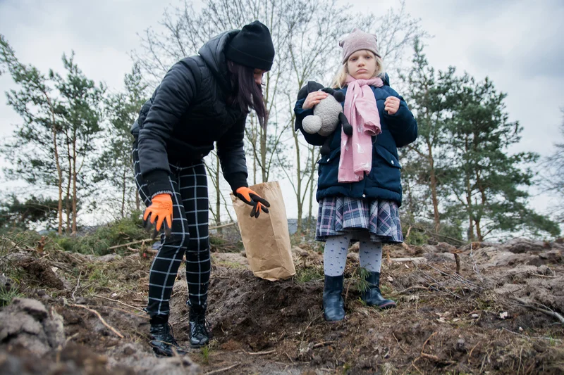 Dziennikarze jarocinska.pl i wolontariusze Fundacji Ogród Marzeń sadzili las w Roszkowie