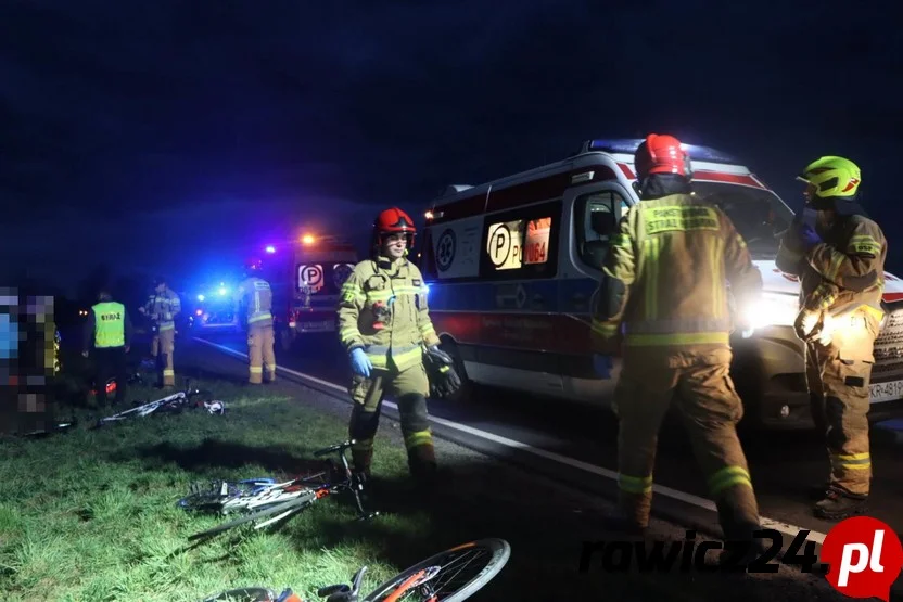 75-letni mieszkaniec powiatu pleszewskiego zahaczył kolumnę rowerzystów. Jedna osoba poważnie ranna - Zdjęcie główne