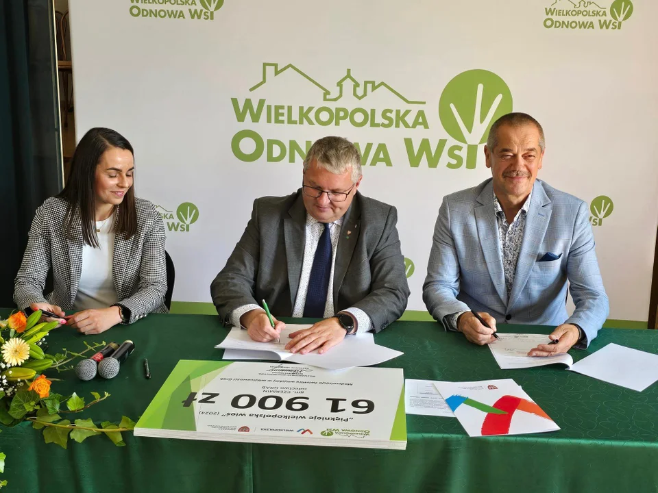 Podpisanie umów w ramach Wielkopolskiej Odnowy Wsi w Choczu